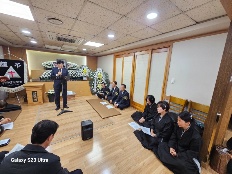 251207 고 김유석 원로장로 입관예배 2.jpg
