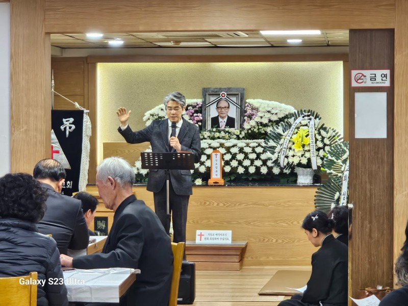 251207 고 김유석 원로장로 입관예배 5.jpg